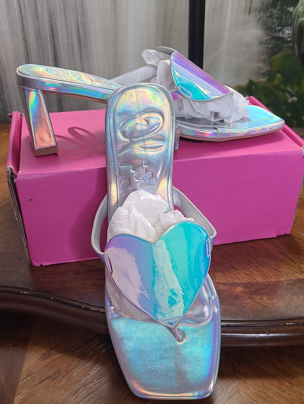 New in box! Olivia Miller Luver Girl Womens 9 holographic heart thong sandals